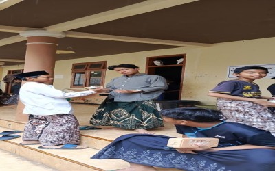 OSIS SMP Nur Lintang berbagi takjil kepada Santri